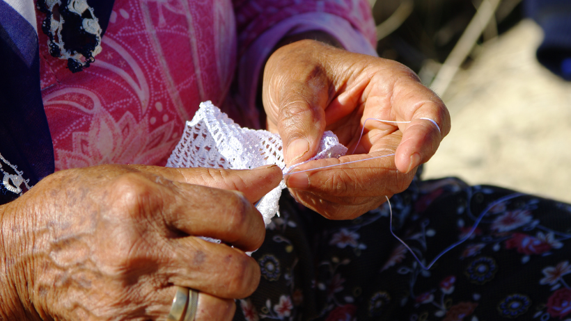 Lace Motifs into Triangular Lace Shawls