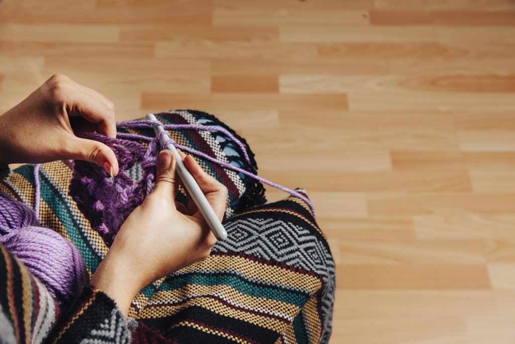 What are the benefits of knitted fabric