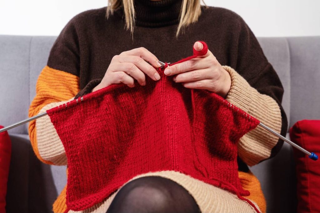 What are the two methods of knitting?