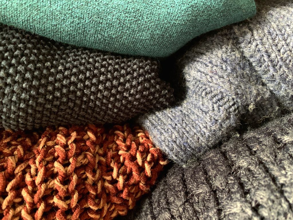 What are the two types of knitted fabrics